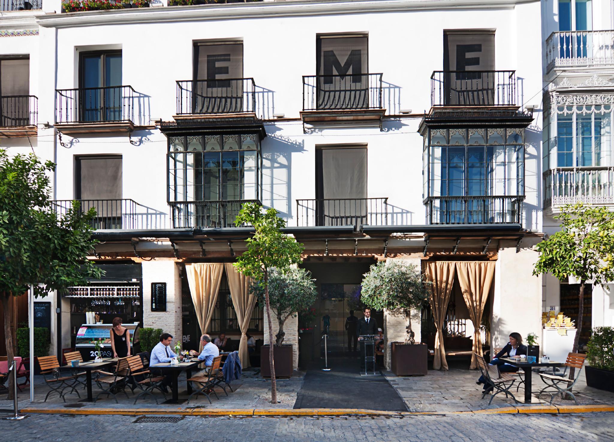 Eme Catedral Mercer Hotel Sevilla Exterior foto A typical café in Seville