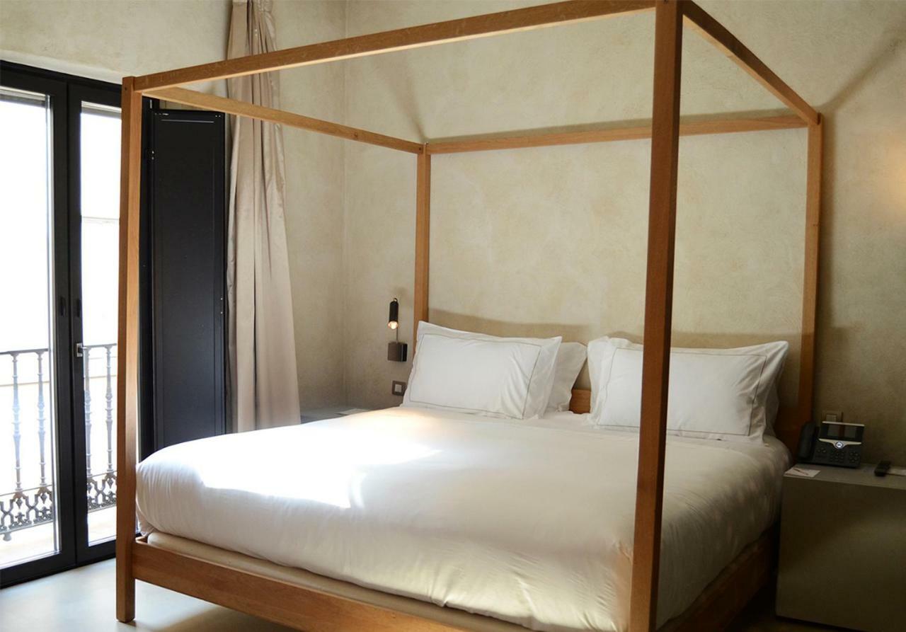 Eme Catedral Mercer Hotel Sevilla Exterior foto A four-poster bed