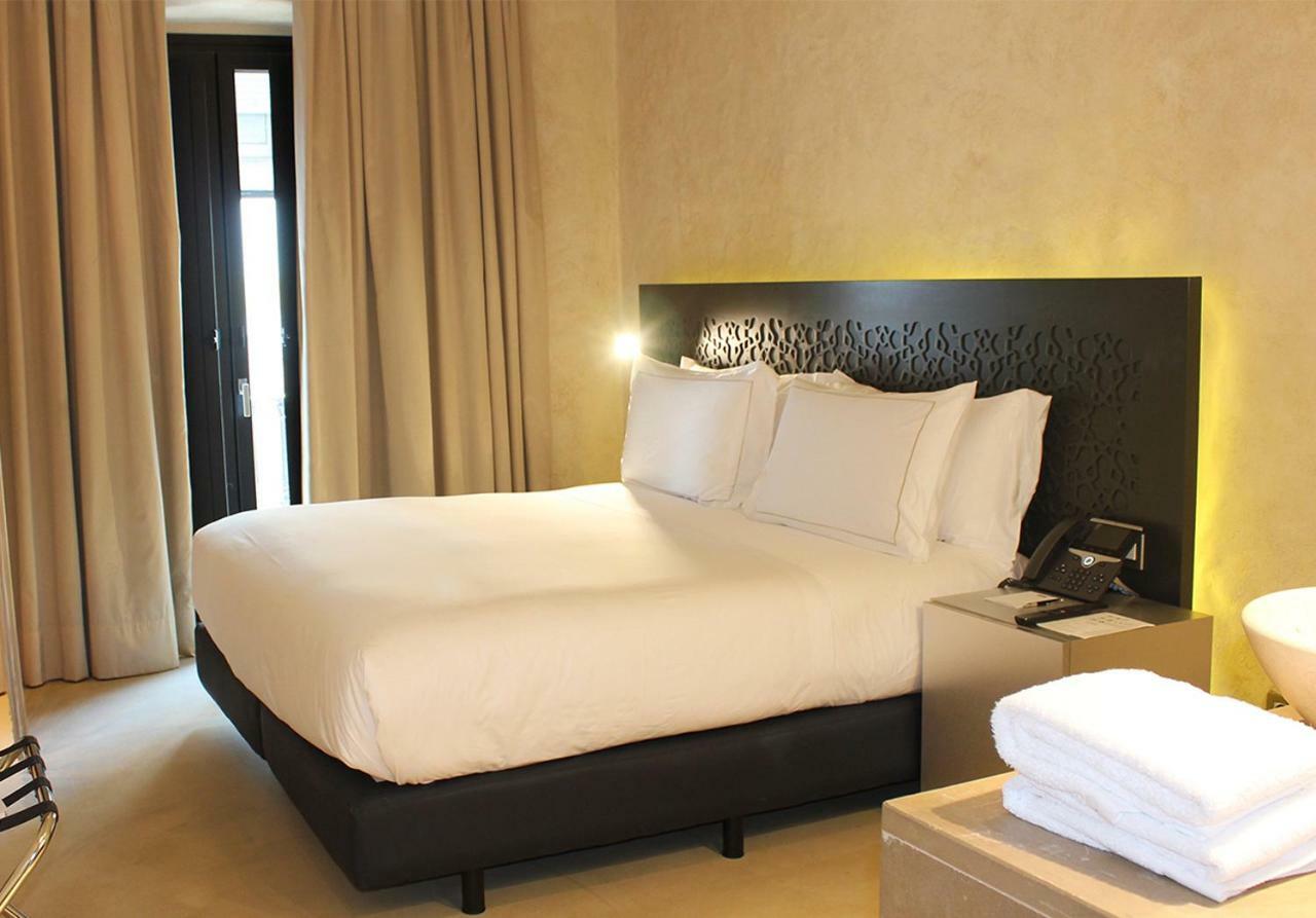 Eme Catedral Mercer Hotel Sevilla Exterior foto A bedroom at the hotel