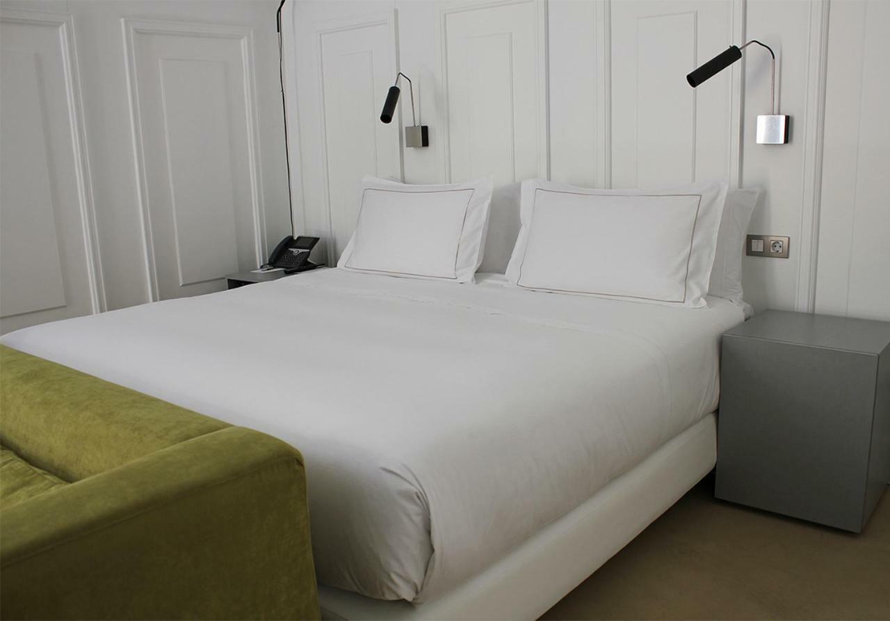 Eme Catedral Mercer Hotel Sevilla Exterior foto A bed with a duvet