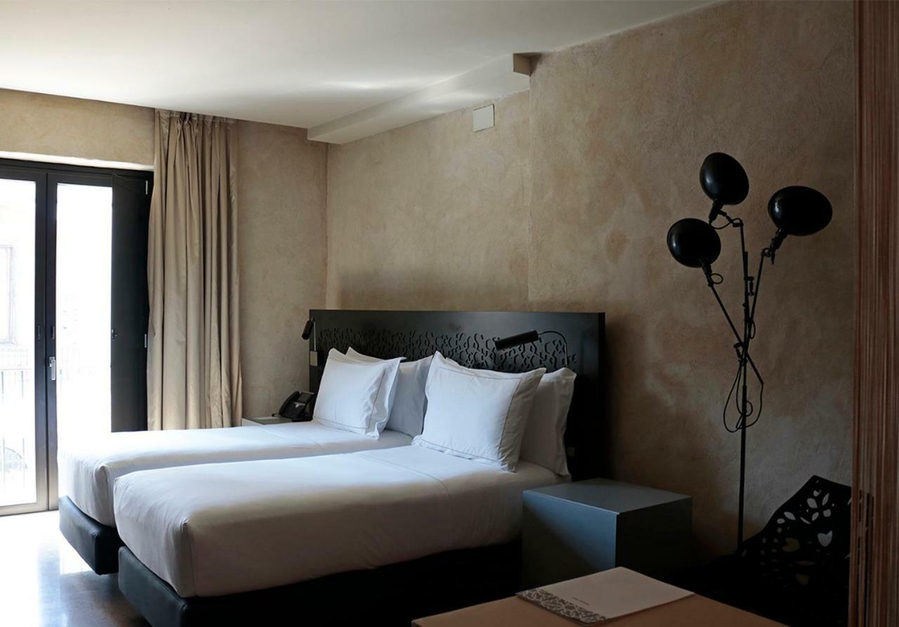 Eme Catedral Mercer Hotel Sevilla Exterior foto A room at the hotel