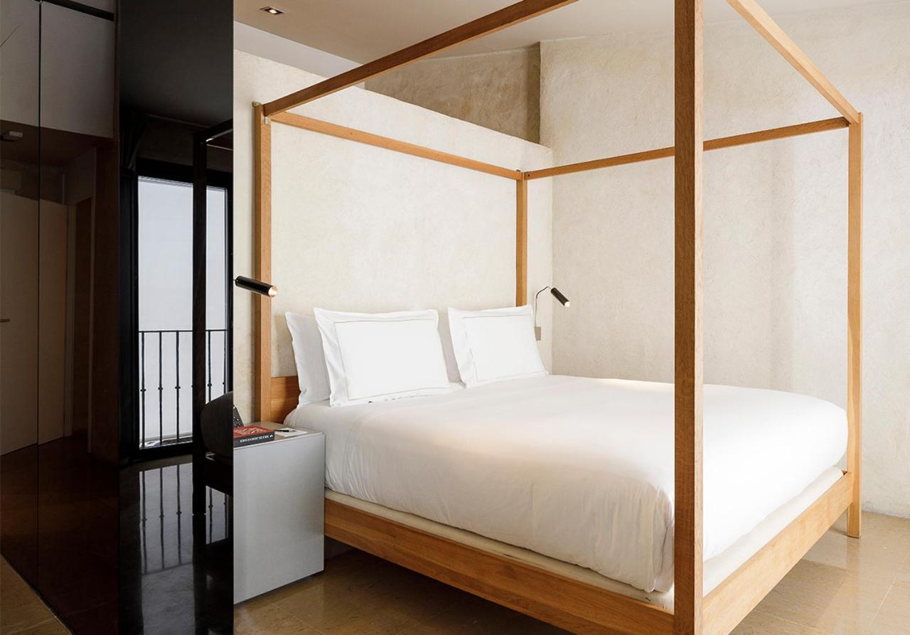 Eme Catedral Mercer Hotel Sevilla Exterior foto A four-poster bed