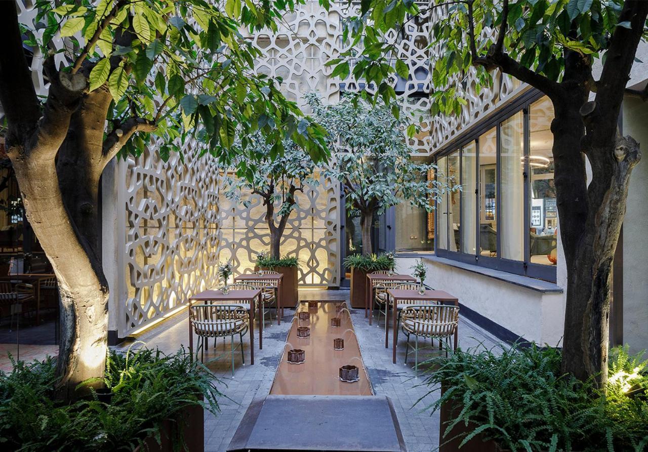 Eme Catedral Mercer Hotel Sevilla Exterior foto The courtyard at the hotel