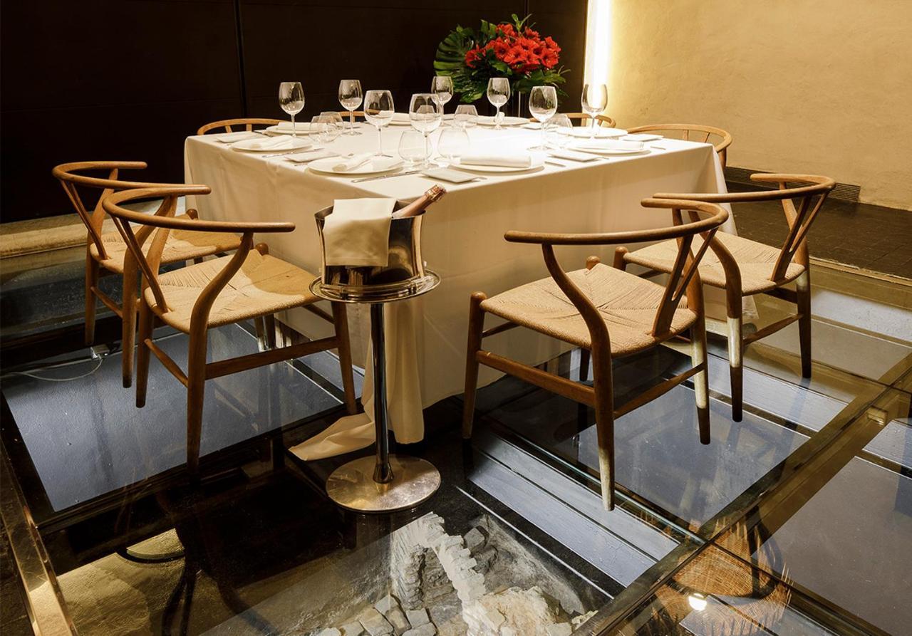 Eme Catedral Mercer Hotel Sevilla Exterior foto Ch24 chairs at the Mandarin Oriental, Hong Kong