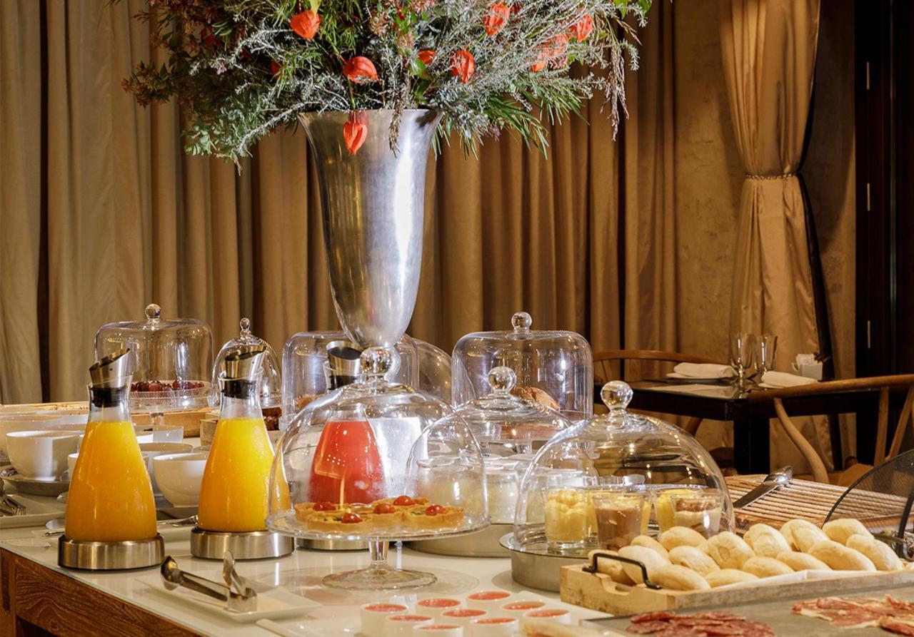 Eme Catedral Mercer Hotel Sevilla Exterior foto A breakfast buffet