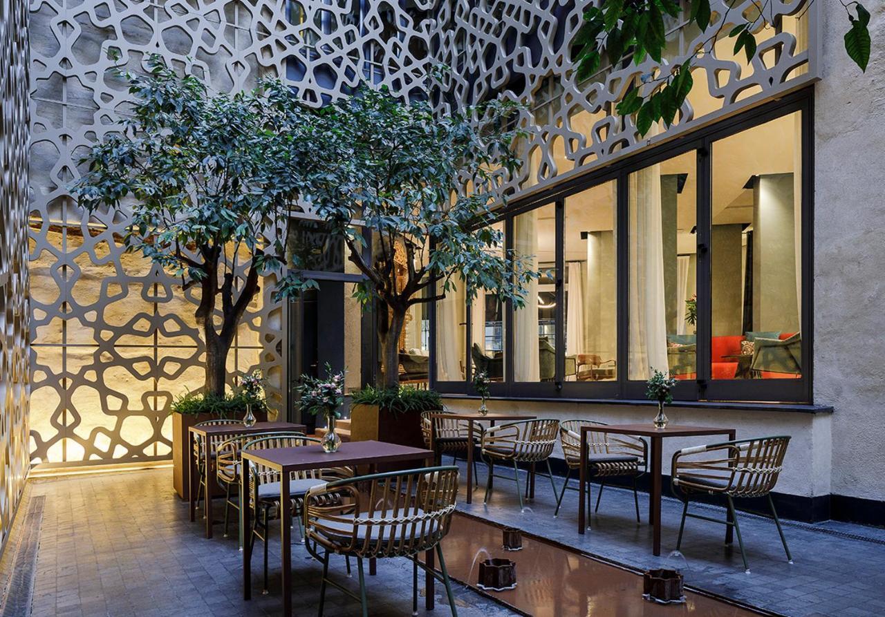 Eme Catedral Mercer Hotel Sevilla Exterior foto The courtyard of the hotel