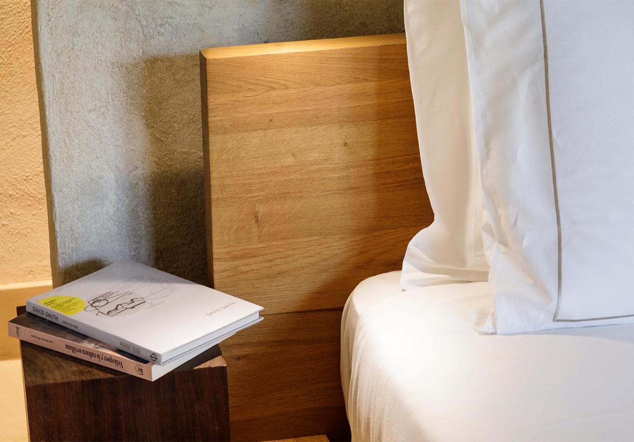 Eme Catedral Mercer Hotel Sevilla Exterior foto A bed with a duvet